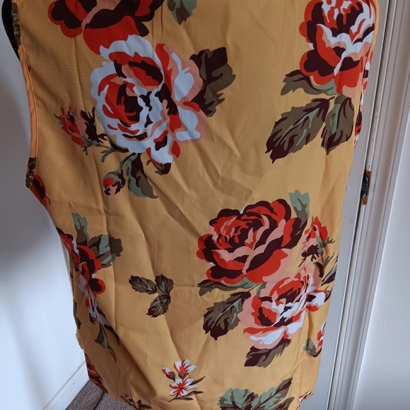 Shein sleeveless V-neck mustard colored floral blouse - Picture 4 of 6